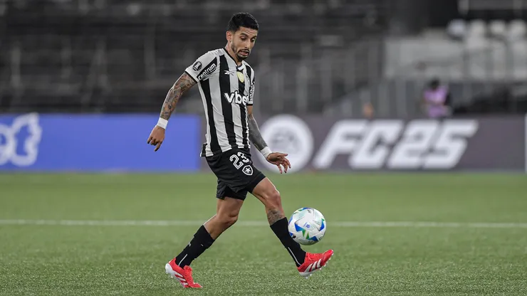 Santiago Rodríguez segue se recuperando de lesão no Botafogo - Foto: Thiago Ribeiro/AGIF