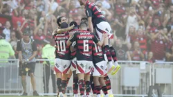 Everton jogador do Flamengo comemora seu gol com jogadores do seu time durante partida contra o Corinthians no estádio Maracanã pelo campeonato Brasileiro A 2025. Foto: Alexandre Loureiro/AGIF