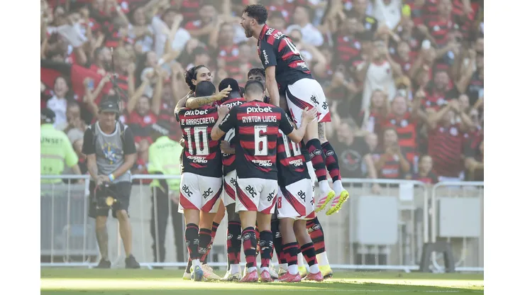 Everton jogador do Flamengo comemora seu gol com jogadores do seu time durante partida contra o Corinthians no estádio Maracanã pelo campeonato Brasileiro A 2025. Foto: Alexandre Loureiro/AGIF