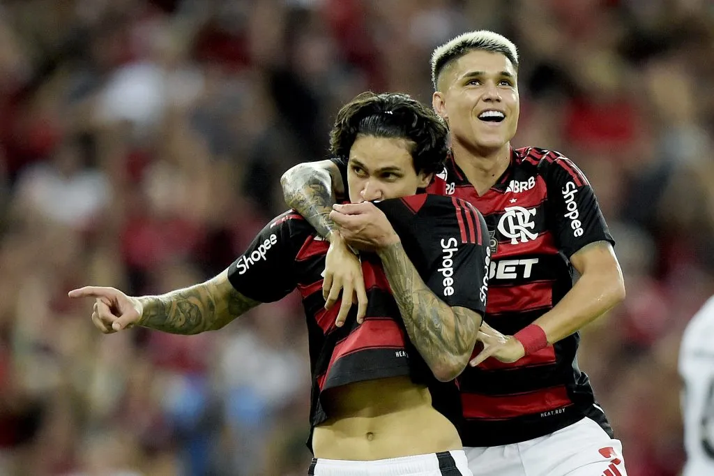 RJ – RIO DE JANEIRO – 27/04/2025 – BRASILEIRO A 2025, FLAMENGO X CORINTHIANS – Pedro jogador do Flamengo comemora seu gol durante partida contra o Corinthians no estadio Maracana pelo campeonato Brasileiro A 2025. Foto: Alexandre Loureiro/AGIF