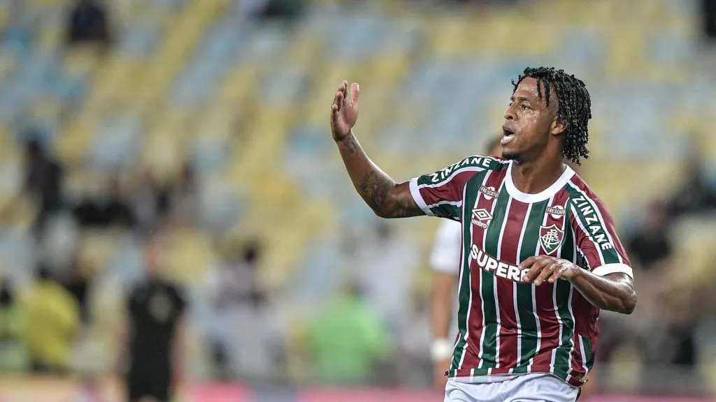 Keno comemora gol anotado diante da Aparecidense. Foto: Thiago Ribeiro/AGIF.