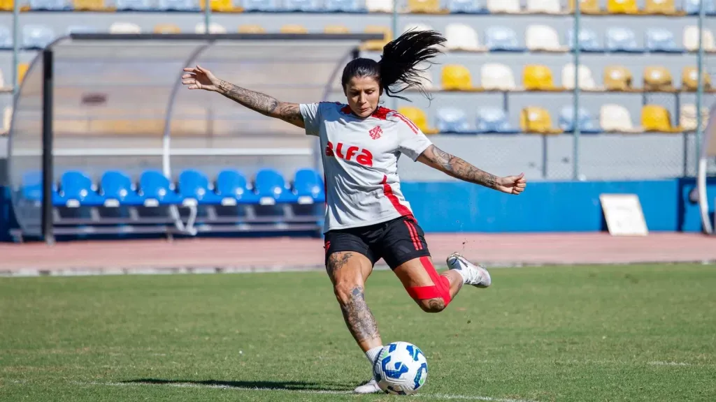 Jogadora do Internacional Feminino em treinamento