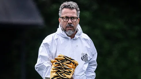 Cléber Xavier vai tomando decisões nos bastidores.