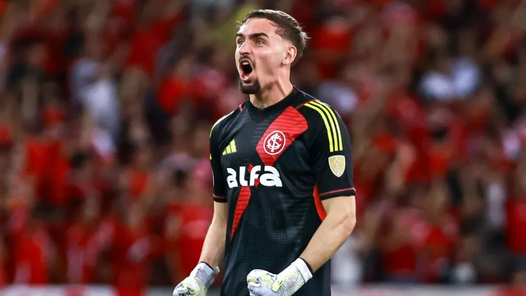 O arqueiro fez um alerta importante no Internacional – Foto: Maxi Franzoi/AGIF