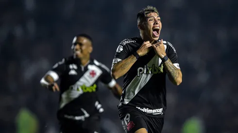 Palacios, jogador do Vasco, comemora seu gol durante partida contra o Operário, pelo Campeonato Brasileiro da Série B de 2022. Foto: Thiago Ribeiro/AGIF.