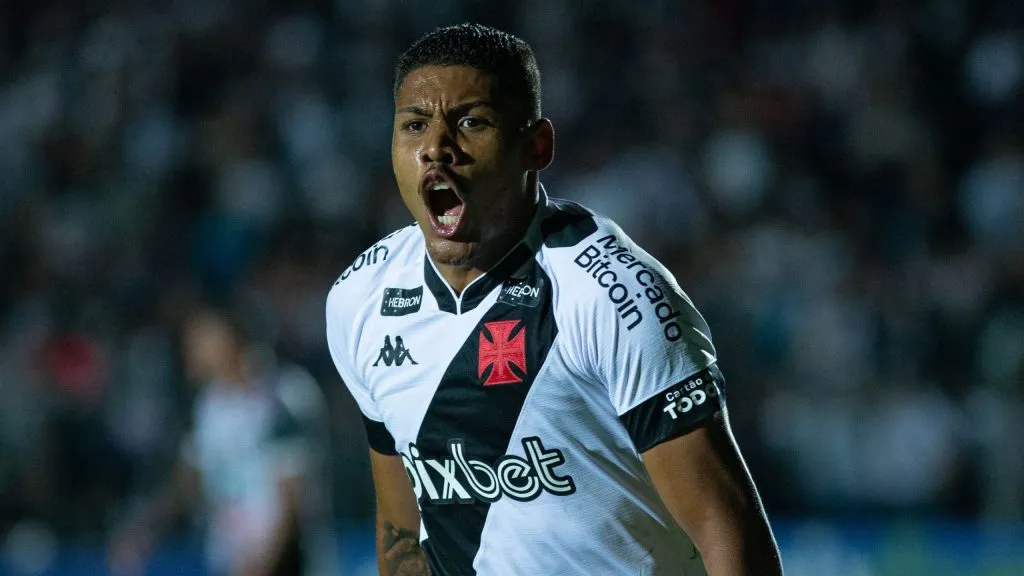 Erick celebra tento do Gigante da Colina anotado diante do Operário. Foto: João Vitor Rezende Borba/AGIF.