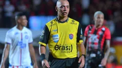 O árbitro Wilton Pereira Sampaio, durante partida entre Vitoria e Bahia no estádio Barradão pelo campeonato Baiano 2025. Foto: Walmir Cirne/AGIF