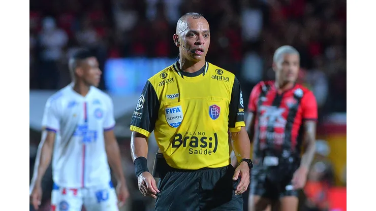 O árbitro Wilton Pereira Sampaio, durante partida entre Vitoria e Bahia no estádio Barradão pelo campeonato Baiano 2025. Foto: Walmir Cirne/AGIF