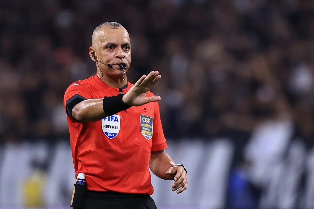 SP – SAO PAULO – 04/11/2024 – BRASILEIRO A 2024, CORINTHIANS X PALMEIRAS – O arbitro Wilton Pereira Sampaio durante partida entre Corinthians e Palmeiras no estadio Arena Corinthians pelo campeonato Brasileiro A 2024.  Foto: Marcello Zambrana/AGIF