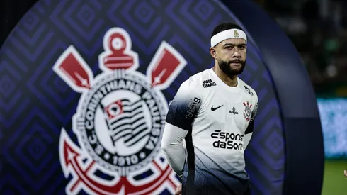 SP - BARUERI - 12/04/2025 - BRASILEIRO A 2025, PALMEIRAS X CORINTHIANS - Memphis Depay jogador do Palmeiras durante execucao do hino nacional antes da partida contra o Corinthians no estadio Arena Barueri pelo campeonato Brasileiro A 2025. Foto: Fabio Giannelli/AGIF