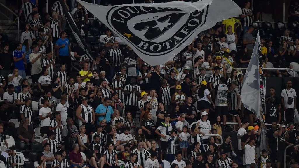 Torcedores do Botafogo no Estádio Nilton Santos durante o Campeonato Carioca – Foto: Thiago Ribeiro/AGIF