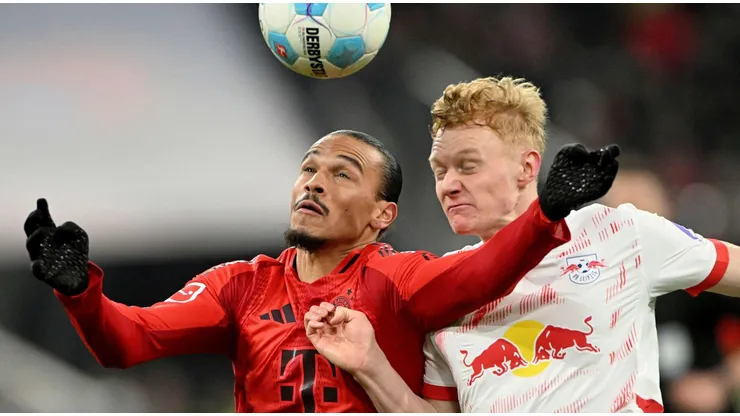 Leroy Sané divide bola com Nicolas Seiwald em partida entre RB Leipzig e Bayern de Munique. Foto: dpa picture alliance / Alamy Stock Photo