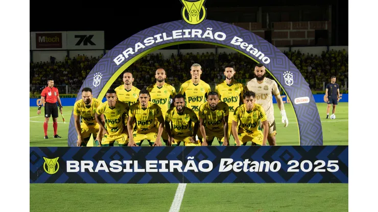 Jogadores do Mirassol posam para foto antes na partida contra Atlético-MG no estádio Jose Maria de Campos Maia pelo campeonato Brasileiro A 2025. Foto: Joisel Amaral/AGIF