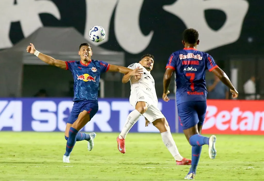SP – SANTOS – 27/04/2025 – BRASILEIRO A 2025, SANTOS X BRAGANTINO – [Guzman  jogador do Bragantino durante partida contra o Santos no estadio Vila Belmiro pelo campeonato Brasileiro A 2025. Foto: Mauricio De Souza/AGIF