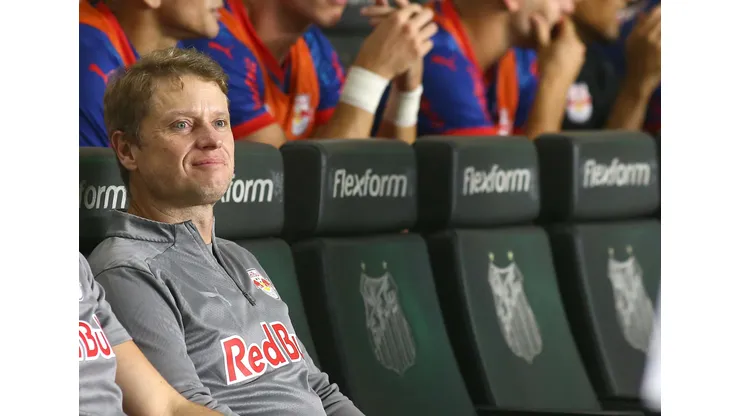 Fernando Seabra técnico do Bragantino durante partida contra o Santos no estádio Vila Belmiro pelo campeonato Brasileiro A 2025. Foto: Mauricio De Souza/AGIF