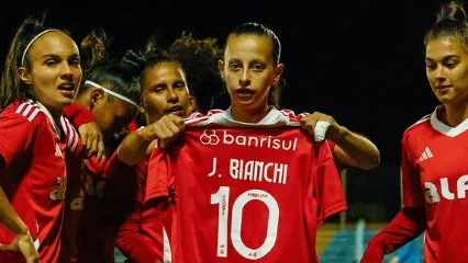 Jogadoras do Internacional com homenagem para Julia Bianchi