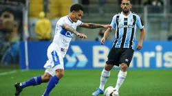 RS - Porto Alegre - 04/10/2022 - BRASILEIRO B 2022, GREMIO X CSA - Edilson jogador do Gremio disputa lance com Igor Inocencio jogador do CSA durante partida no estadio Arena do Gremio pelo campeonato Brasileiro B 2022. Foto: Pedro H. Tesch/AGIF