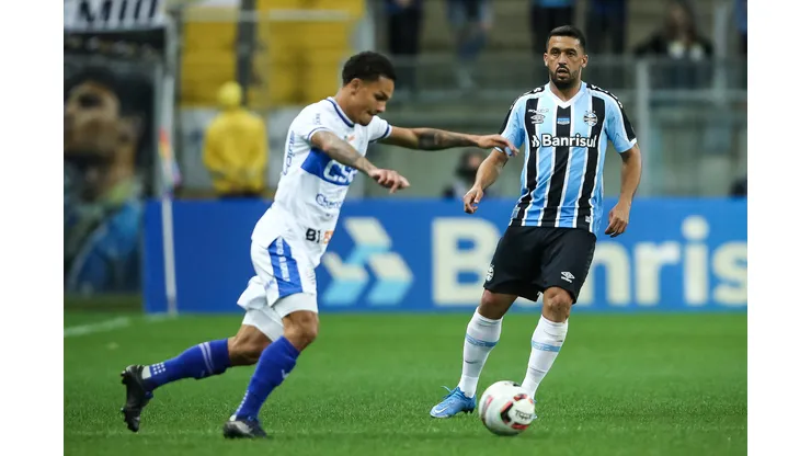 RS - Porto Alegre - 04/10/2022 - BRASILEIRO B 2022, GREMIO X CSA - Edilson jogador do Gremio disputa lance com Igor Inocencio jogador do CSA durante partida no estadio Arena do Gremio pelo campeonato Brasileiro B 2022. Foto: Pedro H. Tesch/AGIF