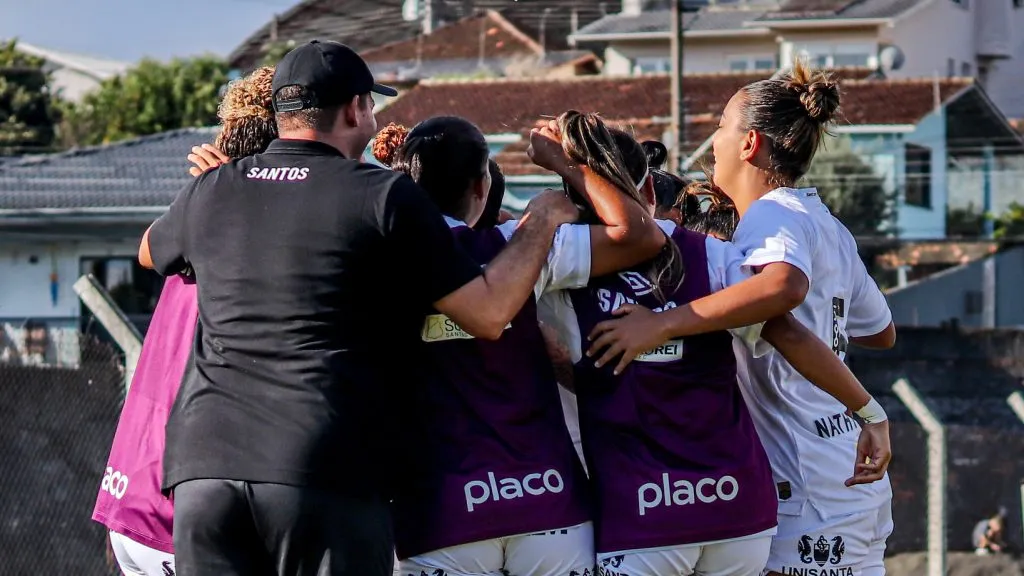 Jogadoras do Santos em confronto contra o Avaí no Brasileiro Feminino A2