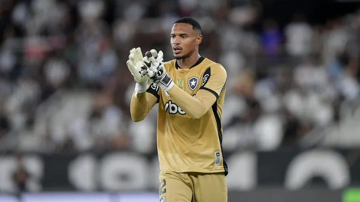 John é o jogador com mais minutos jogados em 2025 no Botafogo. Foto: Thiago Ribeiro/AGIF