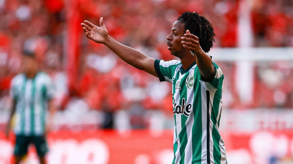 Ênio, atleta do Juventude, reclama durante partida contra o Colorado. Foto: Maxi Franzoi/AGIF.