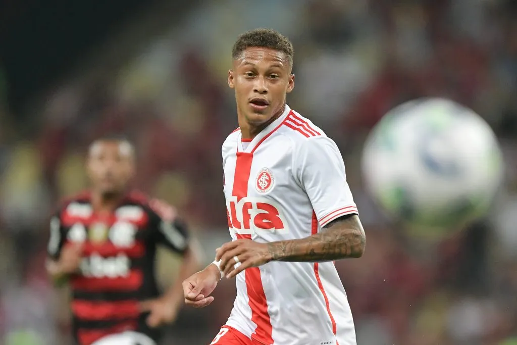 Vitinho é a nova baixa do Inter – Foto: Thiago Ribeiro/AGIF