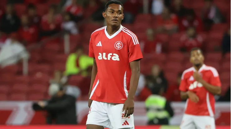 Jovem de 17 anos, Raykonnen marcou em sua estreia, mas o gol foi anulado