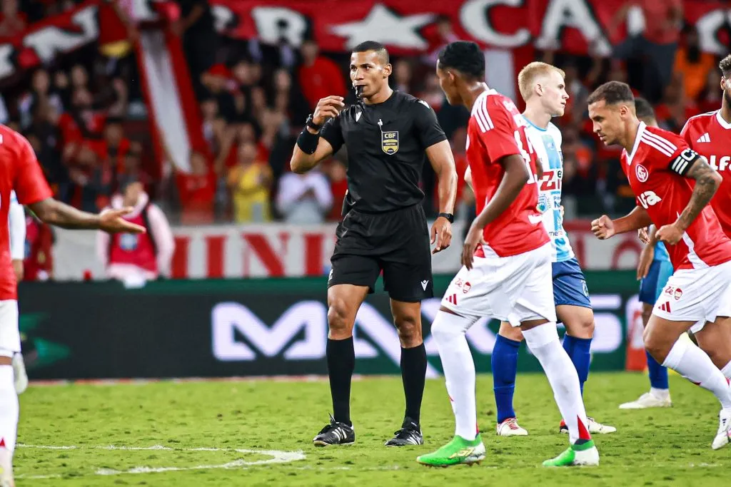 Bruno Pereira Vasconcelos: árbitro de Inter x Maracanã-CE – Foto: Maxi Franzoi/AGIF