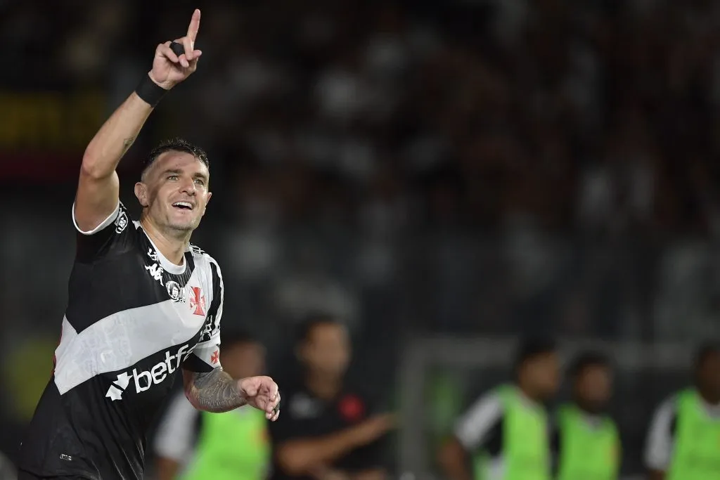 Vegetti jogador do Vasco comemora seu gol – Foto: Thiago Ribeiro/AGIF