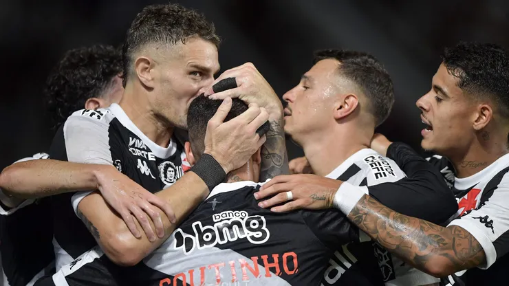 Vegetti jogador do Vasco comemora seu gol - Foto: Thiago Ribeiro/AGIF