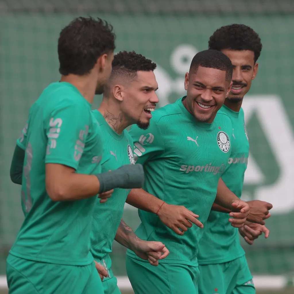 Paulinho e Vitor Roque juntos parece não ser uma ideia que agrada a Abel neste momento – Foto: César Greco