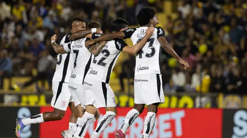 SP – NOVO HORIZONTE – 30/04/2025 – COPA DO BRASIL 2025, NOVORIZONTINO X CORINTHIANS – HECTOR HERNANDEZ jogador do Corinthians comemora seu gol com jogadores do seu time durante partida contra o Novorizontino no estadio Jorge Ismael de Biasi pelo campeonato Copa Do Brasil 2025. Foto: Joisel Amaral/AGIF