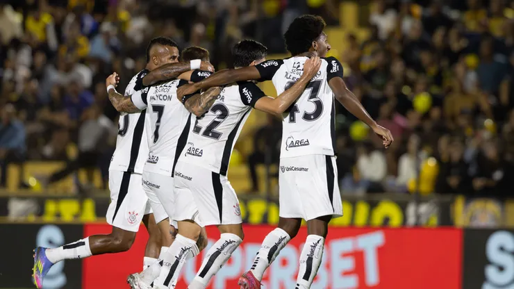 SP - NOVO HORIZONTE - 30/04/2025 - COPA DO BRASIL 2025, NOVORIZONTINO X CORINTHIANS - HECTOR HERNANDEZ jogador do Corinthians comemora seu gol com jogadores do seu time durante partida contra o Novorizontino no estadio Jorge Ismael de Biasi pelo campeonato Copa Do Brasil 2025. Foto: Joisel Amaral/AGIF