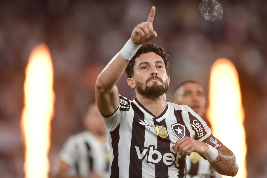 Alex Telles abre o placar de pênalti, no primeiro tempo. Foto: Thiago Ribeiro/AGIF