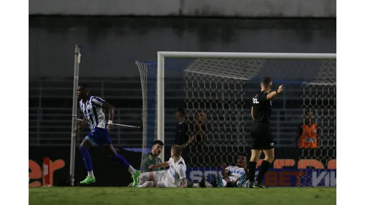 AL - MACEIO - 30/04/2025 - COPA DO BRASIL 2025, CSA X GREMIO - Dodi jogador do Gremio comemora seu gol durante a partida entre CSA e Gremio no Estadio Rei Pele em Maceio (AL), valida pela Copa do Brasil 2025. Foto: Marlon Costa/AGIF