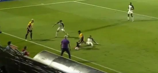 Dorival Júnior quase entrando no jogo do Corinthians contra o Novirozontino e agitou a torcida na Web. Foto: Print/Redes sociais