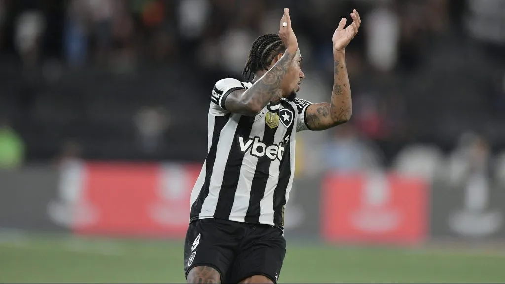 Rwan Cruz jogador do Botafogo durante partida contra o Capital no Estádio Nilton Santos. Foto: Thiago Ribeiro/AGIF