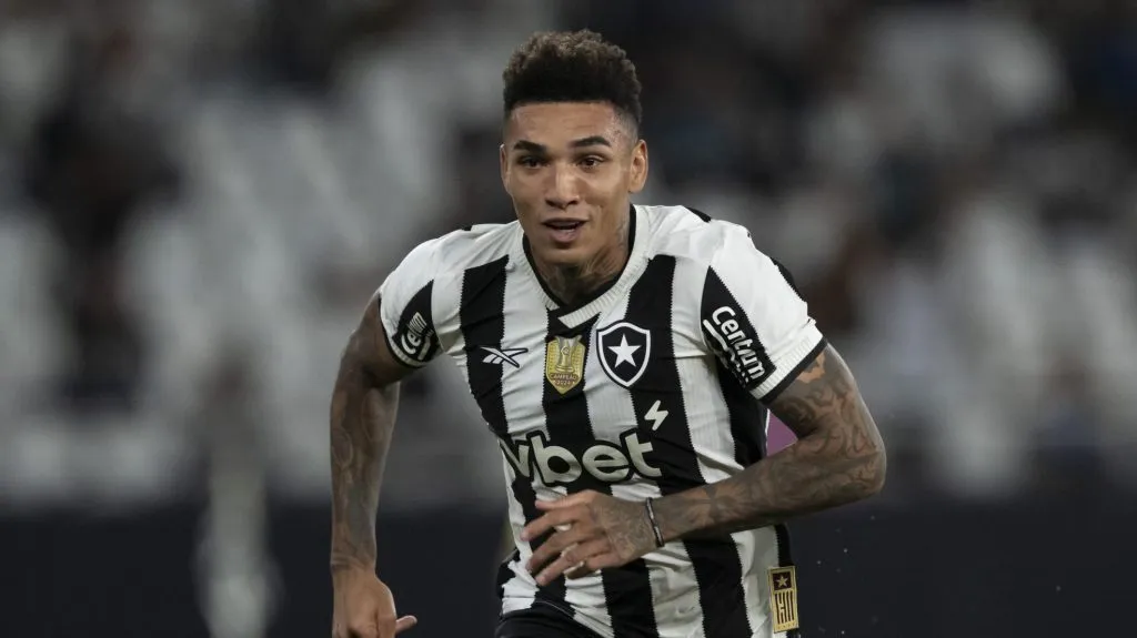 Alex Telles revela resenha com Igor Jesus – Foto: Jorge Rodrigues/AGIF