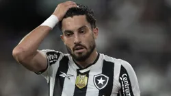 Alex Telles expõe bastidores do Botafogo após vitória