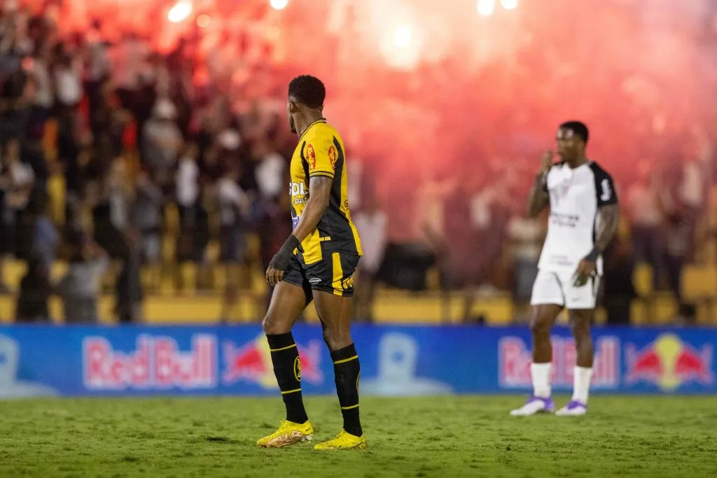 SP – NOVO HORIZONTE – 30/04/2025 – COPA DO BRASIL 2025, NOVORIZONTINO X CORINTHIANS – Torcida do Corinthians acende sinalizadores durante partida entre Novorizontino e Corinthians no estadio Jorge Ismael de Biasi pelo campeonato Copa Do Brasil 2025. Foto: Joisel Amaral/AGIF