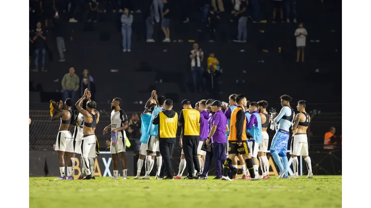 Jogadores do Corinthians comemoram vitória ao final da partida contra o Novorizontino no estádio Jorge Ismael de Biasi pelo campeonato Copa Do Brasil 2025. Foto: Joisel Amaral/AGIF