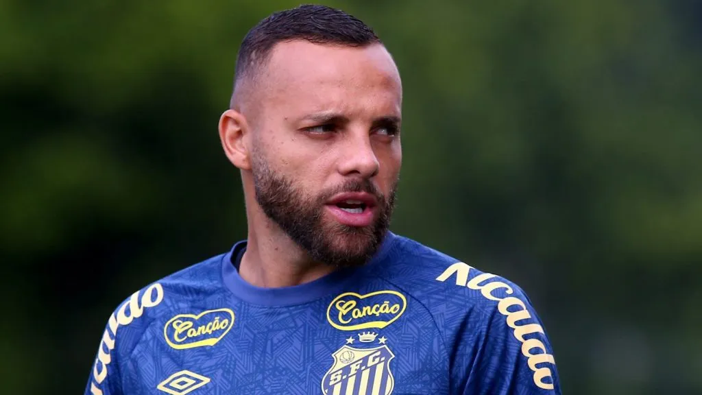 SP – SANTOS – 11/04/2025 – SANTOS, TREINO – Treino do Santos FC no CR Rei Pele nesta manha na baixada santista, na foto o atacante Guilherme