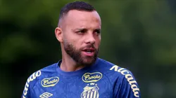 SP - SANTOS - 11/04/2025 - SANTOS, TREINO - Treino do Santos FC no CR Rei Pele nesta manha na baixada santista, na foto o atacante Guilherme