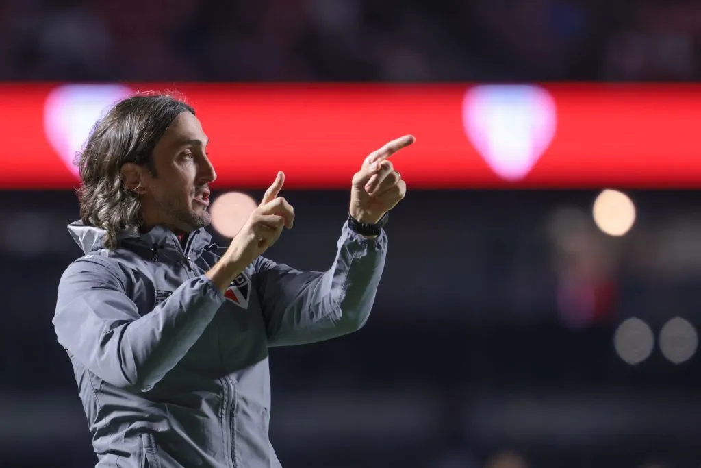 SP – SAO PAULO – 29/04/2025 – COPA DO BRASIL 2025, SAO PAULO X NAUTICO – Luis Zubeldia tecnico do Sao Paulo durante partida contra o Nautico no estadio Morumbi pelo campeonato Copa Do Brasil 2025. Foto: Marcello Zambrana/AGIF