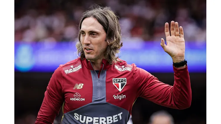 Luis Zubeldia técnico do São Paulo durante partida contra o Santos no estádio Morumbi pelo campeonato Brasileiro A 2025. Foto: Fabio Giannelli/AGIF