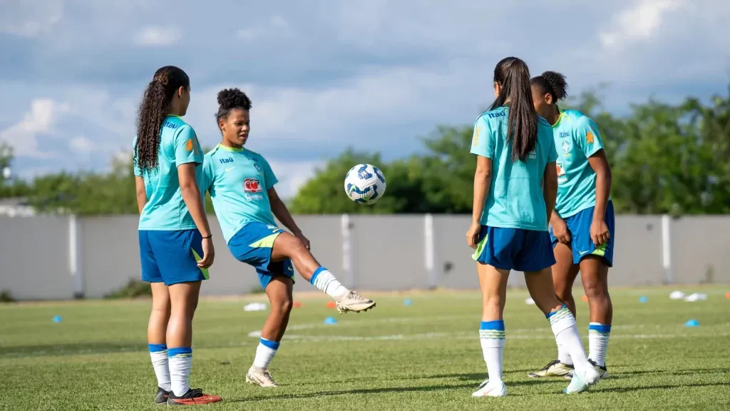 Seleção Feminina Sub-17 durante treino na Colômbia