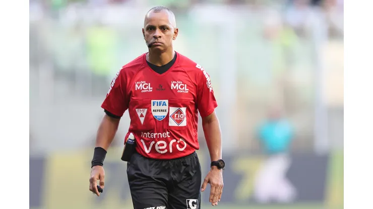 O árbitro Wilton Pereira Sampaio durante partida entre América-MG e Cruzeiro no estádio Independência pelo campeonato Mineiro 2025. Foto: Gilson Lobo/AGIF