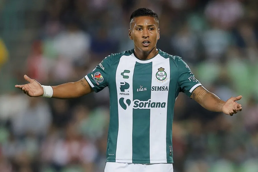 Pedro Aquino no Santos Laguna – Foto: Manuel Guadarrama/Getty Images