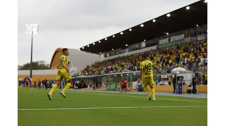 Dellatorre jogador do Mirassol comemora seu gol com Lucas Ramon jogador da sua equipe durante partida contra o Novorizontino no estádio Jose Maria de Campos Maia pelo campeonato Brasileiro B 2024. Foto: Pedro Zacchi/AGIF