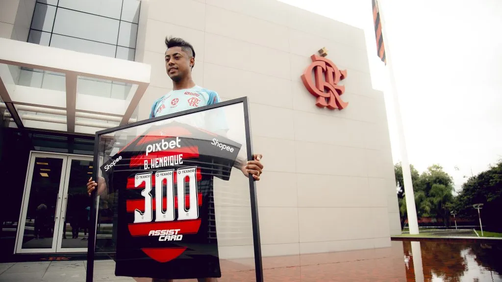 Bruno Henrique foi homenageado recentemente no Ninho por seus 300 jogos pelo Mengão – Foto:Adriano Fontes/Flamengo